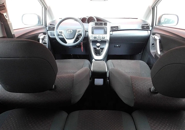 Toyota Verso cena 28900 przebieg: 235000, rok produkcji 2011 z Karczew małe 436